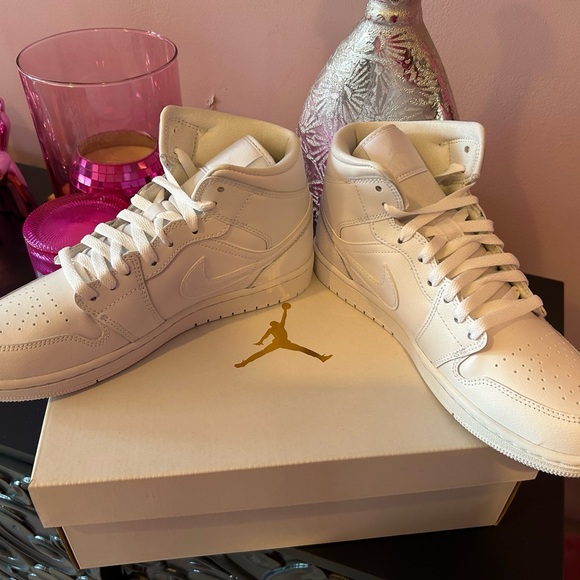 Brand new in box Women’s Size 9 Air Jordan 1 Mid - Picture 2 of 5